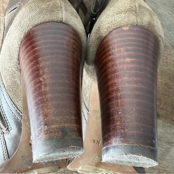 CLARKS Kaci’s Garnet Taupe Nutmeg Leather Suede Booties Block Heel Buckle Size 8 - Picture 15 of 16